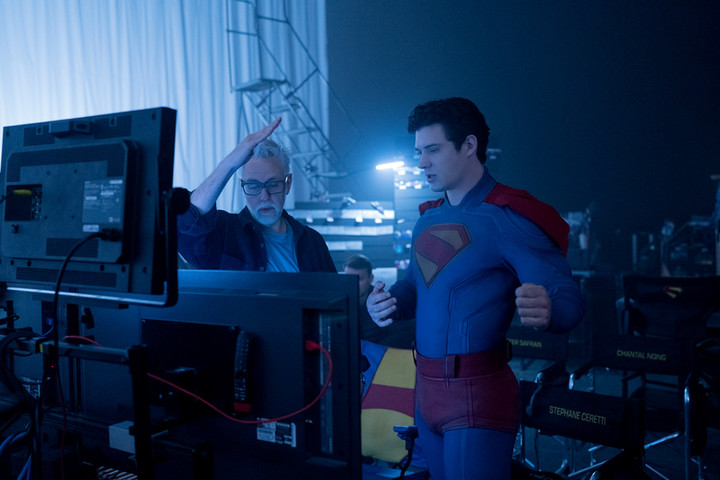 El director James Gunn, que dejó Marvel, le muestra en el monitor una escena a David Corenswet.