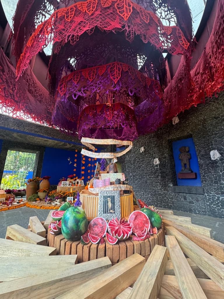 Visita la ofrenda de Día de Muertos en la Casa Azul, dedicada a Frida Kahlo | Foto: Liz Basaldúa 