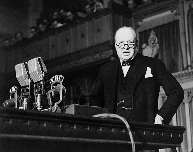 Winston Churchill se dirige a la Cámara de los Comunes de Canadá en 1941