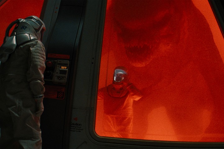 Todo comienza en un laboratorio, años antes de la trama principal de la película.