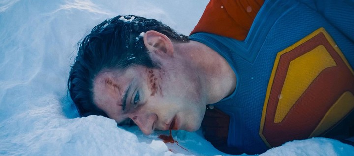 Superman no la pasa bien en el filme, pero sí en la taquilla. Foto WB