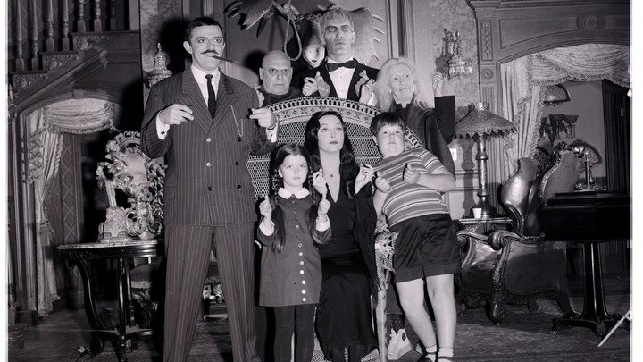 La familia Addams, haciendo el clásico chasquido de dedos. Foto de archivo