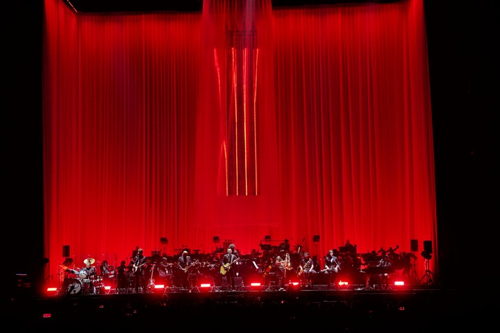 La vista general de la puesta de No Te Va Gustar junto a la Orquesta Filarmónica de Medellín. Foto Martín Bonetto
