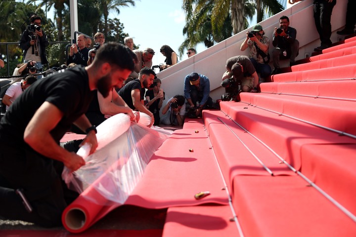A último momento instalaban la alfombra roja en la escalera del Grand Théâtre Lumière. Foto EFE
