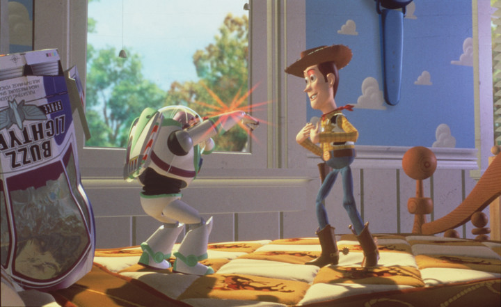Amigos son los amigos. De entrada Woody no quiere para nada al recién llegado Buzz.