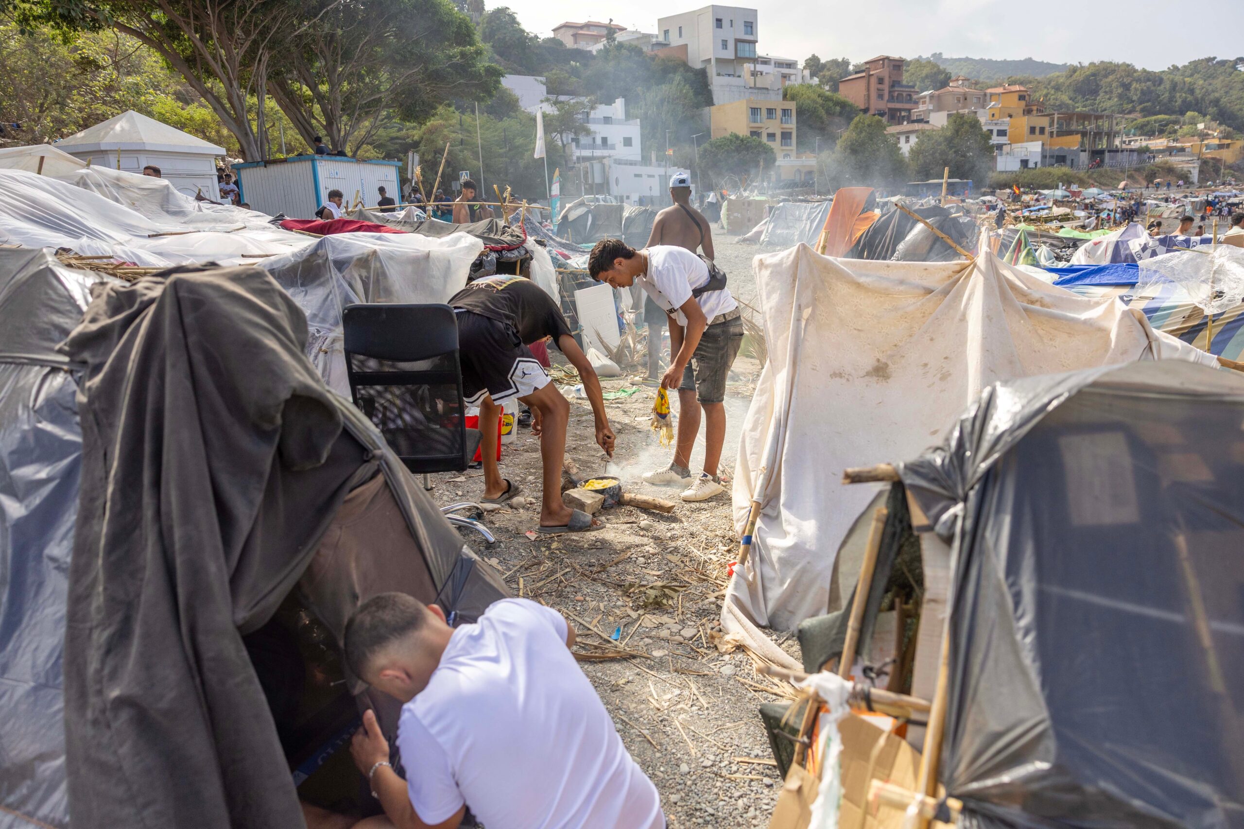 Tiendas de campaña improvisadas en la playa del Trampolín en Ceuta, este jueves.