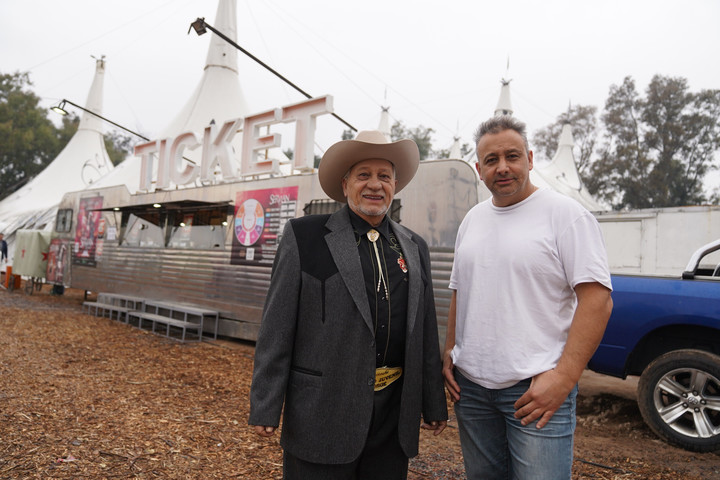 Jorge y Cristian Servian, hijo y director general. El nombre del circo tiene que ver con los antepasados serbios. Foto: Guillermo Rodríguez Adami