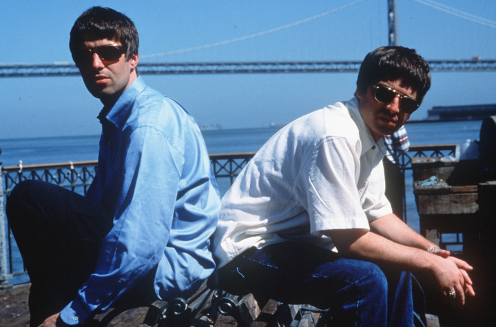 Noel y Liam en 1996, cuando Oasis todavía estaba unida. Foto: EPU Jill Furmanovsky
