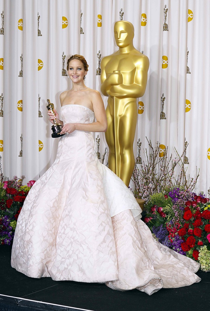 Glamorosa, tras recibir su Oscar. Antes de subir al escenario, se enredó con el vestido y se cayó en las escaleras. 