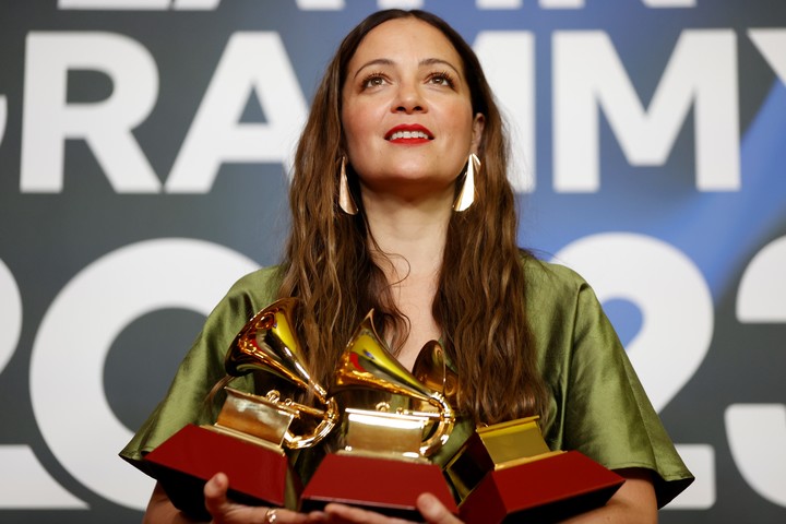 Natalia Lafourcade, otra vez nominada en varias categorías principales de los Latin Grammy. Foto: EFE.