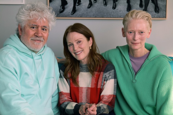 La foto que se ve cortada detrás de Pedro, Julianne yTilda, que aparece en la casa del personaje de Swinton, es propiedad del director manchego.