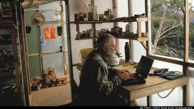 bob kull utiliza su computador en el interior de su cabaña en la Patagonia chilena 
