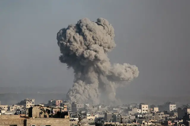 Explosión con humo tras ataque de Israel