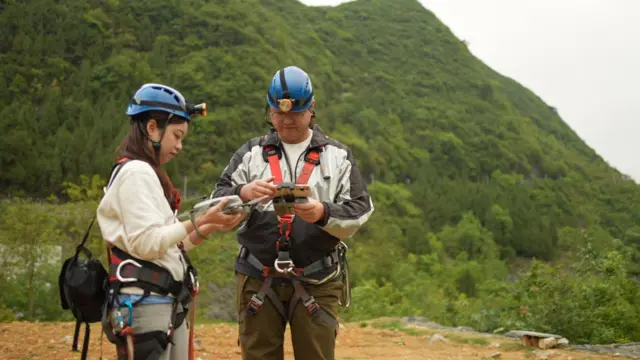 Rui y Michael se preparan para una caminata en el sumidero. 