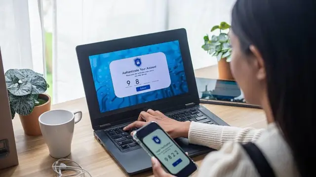 Mujer joven ingresando una contraseña a su computadora