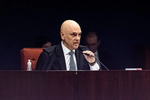 Alexandre de Moraes habla con la toga puesta durante el juicio a Bolsonaro