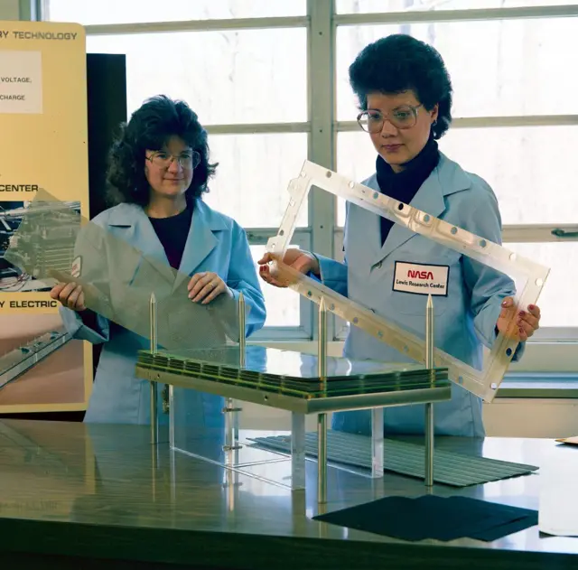 Michelle Manzo y Olga Gonzalez-Sanabria demostrando la construcción de la bataría en 1988.