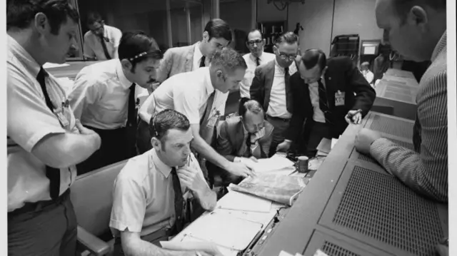 Los controladores de vuelo de la NASA intentan hacer que el averiado Apolo 13 regrese a la Tierra.