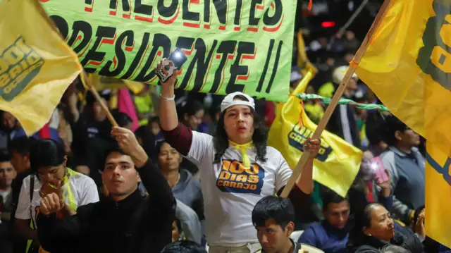 Partidarios del candidato boliviano Samuel Doria Medina, en un acto de cierre de campaña en Santa Cruz de la Sierra, Bolivia, el 9 de agosto de 2025.