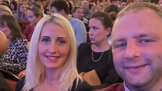 La pareja sentada en un teatro.