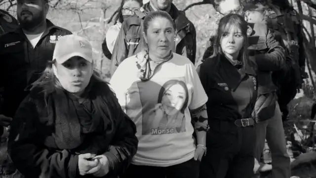 Yadira González (izquierda) junto a un grupo de familiares buscadores de personas desaparecidas en México. La foto en en blanco y negro.