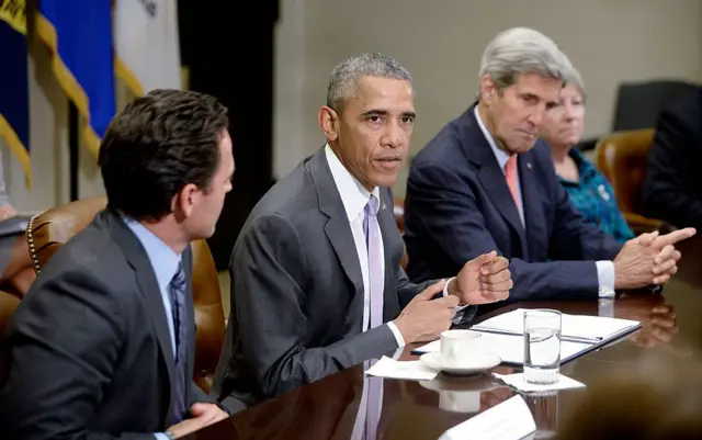 El entonces presidente de Estados Unidos, Barack Obama, reunido con un pequeño grupo de veteranos y familiares de caídos en combate para discutir el acuerdo nuclear con Irán en la Sala Roosevelt de la Casa Blanca en Washington DC el 10 de septiembre de 2015.