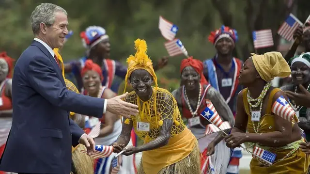 El ex presidente estadounidense George W. Bush durante su visita a Liberia.