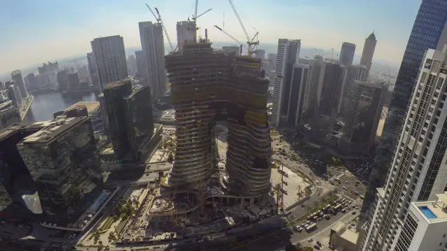 El edificio Bugatti Residences en Dubái en construcción.