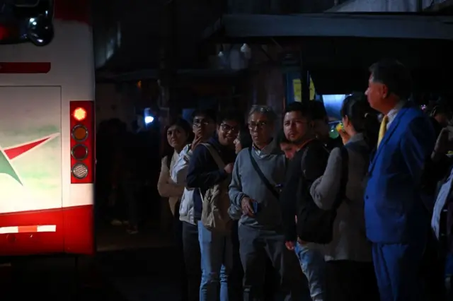 Ecuatorianos esperando el bus. 