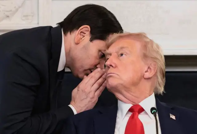 Marco Rubio se inclina hacia Trump, que escucha su mensaje