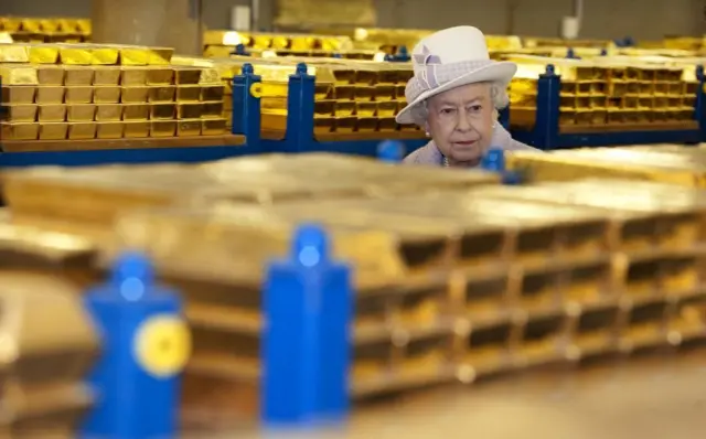 La fallecida reina Isabel II visitó las bóvedas del Banco de Inglaterra en 2012.