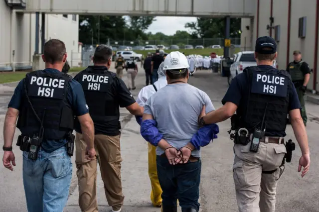 Agentes migratorios de ICE detienen a un trabajador