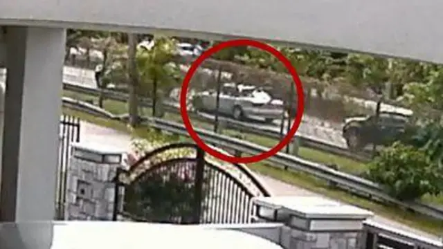 Imagen de una cámara de CCTV en la que captura el momento en que secuestran al pastor Raymond Koh. Un coche gris está señalado con un círculo rojo.