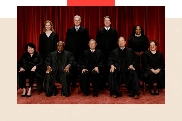 Los nueve jueces de la Corte Suprema de Estados Unidos posan para un retrato grupal organizado con uniforme oficial negro.