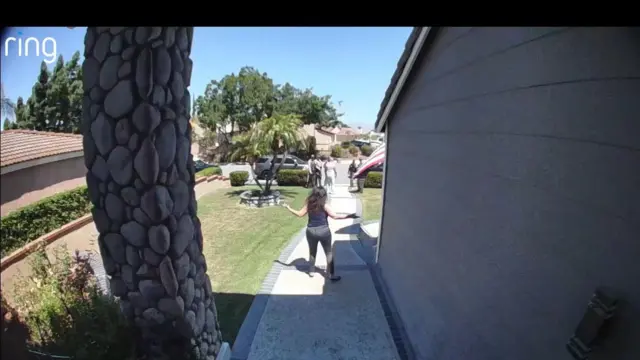 Arpineh habla con agentes de ICE afuera de su casa antes de ser detenida.