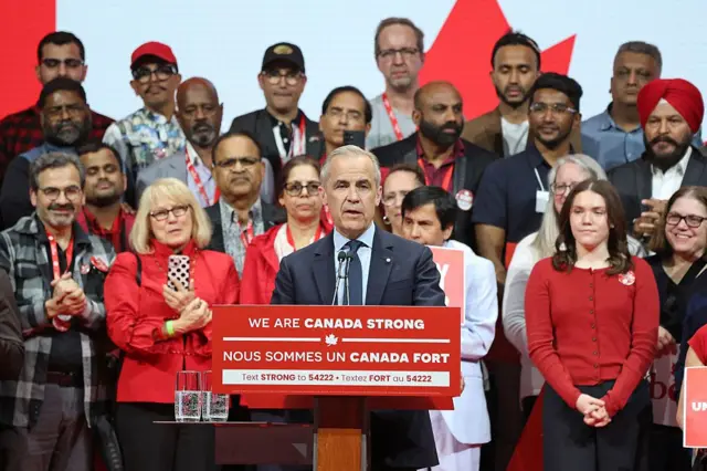 Mark Carney habla delante de un grupo diverso de canadienses