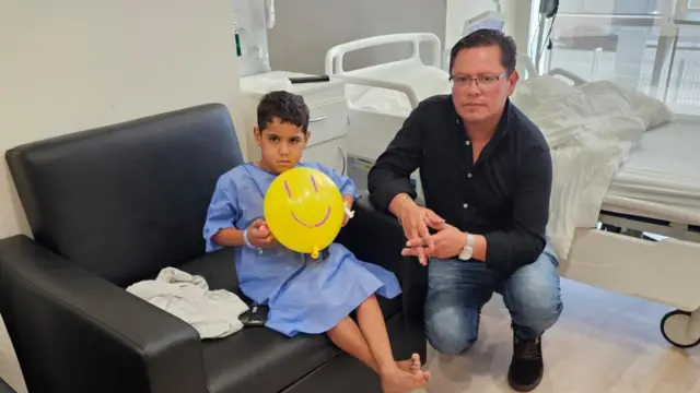 Jorge Saray, tras regalar un globo sonriente a un niño palestino en un hospital de Egipto.