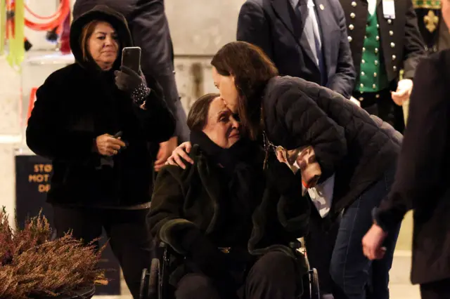 La galardonada con el Premio Nobel de la Paz, Maria Corina Machado, besa a su madre Corina Parisca de Machado, después de que su hija Ana Corina Sosa Machado aceptara el premio en su nombre, en Oslo, Noruega, el 11 de diciembre de 2025. REUTERS/Leonhard Foeger