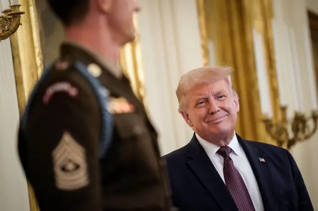 Trump con un militar en la Casa Blanca en 2020.