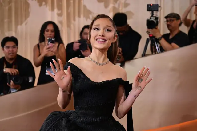 La cantautora Ariana Grande asiste a la 83.ª entrega anual de los Globos de Oro en el hotel Beverly Hilton en Beverly Hills, California, el 11 de enero de 2026. (Foto de Frederic J. Brown / AFP vía Getty Images)