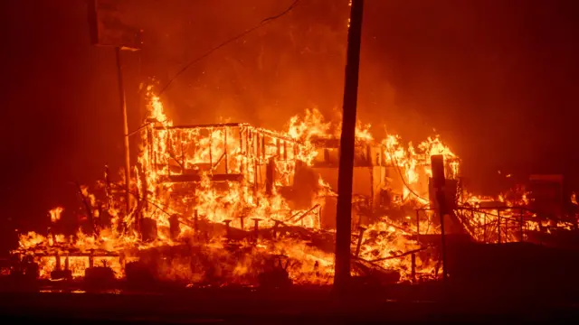 una casa incendiada en california 