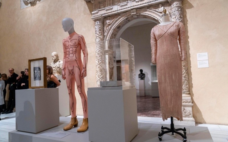 Fotografía que muestra algunos de los trajes que forman parte de la exposición del Costume Institute de primavera de 2026. EFE/ Angel Colmenares