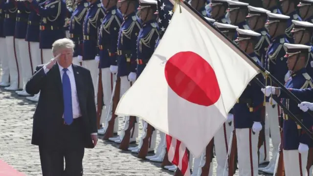 Trump y l bandera de Japón. 