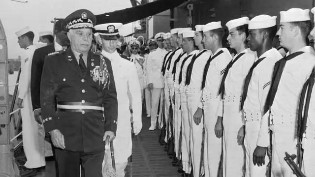 Rafael L. Trujillo (izquierda) visita el 