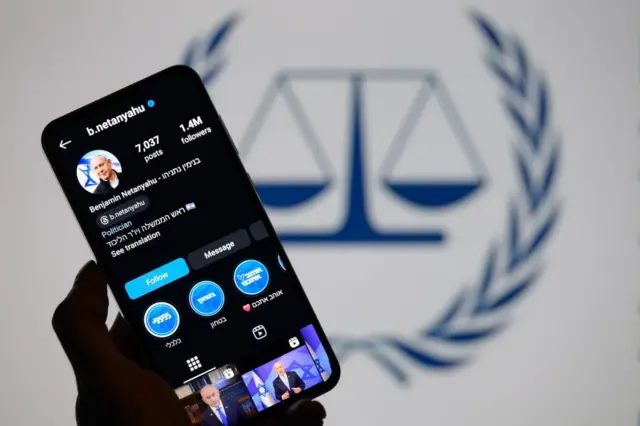 Un móvil con la cuenta de X de Benjamin Netanyahu delante del símbolo de la Corte Penal Internacional.