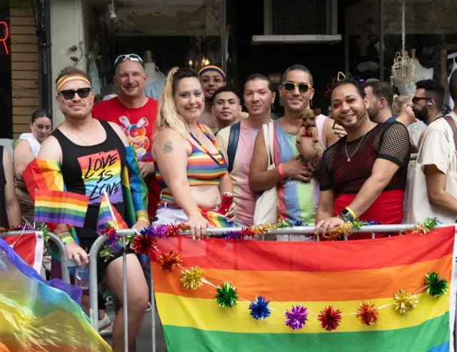 Miembros de la comunidad gay en la marcha del orgullo gay.