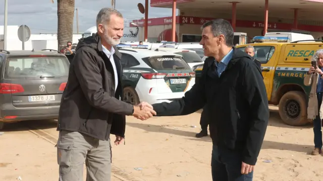 El rey Felipe VI saluda al presidente del gobierno, Pedro Sánchez. 