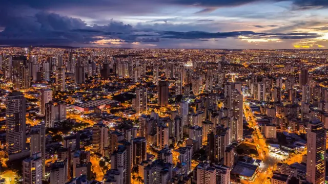 Panorámica nocturna de los edificios de Goiânia
