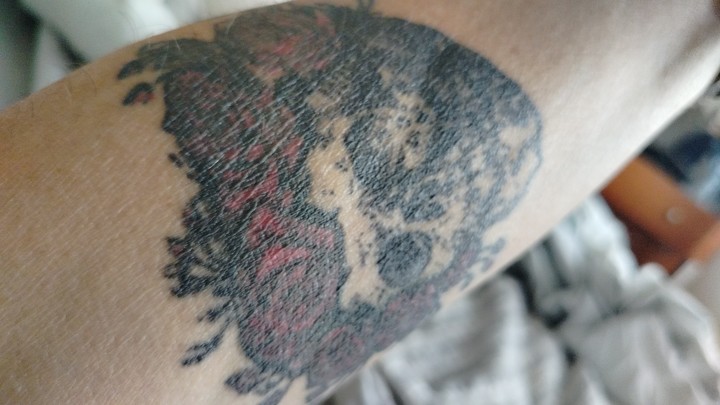 Roberto Pettinato ostenta sus dos brazos con grandes tatuajes.