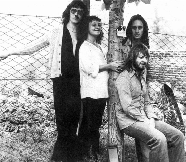 Charly García, María Rosa Yorio, León Gieco y Nito Mestre en 1974. La foto la sacó Raúl Porchetto.